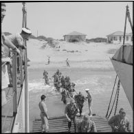 Manoeuvres de débarquement du 2e RPC (régiment de parachutistes coloniaux) en vue d'un éventuel départ au Moyen-Orient.
