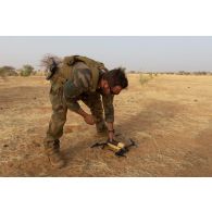 Un élément du groupement de commandos de montagne (GCM) met en oeuvre un minidrone polyvalent Novadem NX70 dans le Liptako, au Mali.