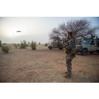 Un élément du groupement de commandos de montagne (GCM) pilote un minidrone polyvalent Novadem NX70 dans le Liptako, au Mali.