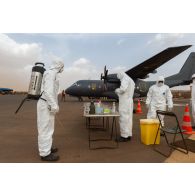 Des soldats du 2e régiment de dragons (2e RD) préparent une chaîne de décontamination pour l'équipage d'un avion Casa nurse à Gao, au Mali.