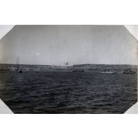 Presqu'île de Gallipoli : Vue du camp Anglais situé entre les cap Tekké et Hellé. Au-dessus des tentes une marmite turque vient d'éclater. [Légende d'origine]