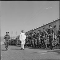 Visite du général Vanuxen au 9e régiment de chasseurs parachutistes (RCP) à Batna.