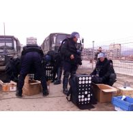 Des gendarmes mobiles s'équipent en bombes lacrymogène, Mitrovica.
