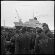 Des appelés ayant terminés leurs services militaires embarquent à bord du Ville d'Oran pour rentrer en France.