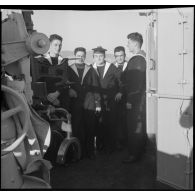Portrait de groupe de membre de l'équipage à bord de l'escorteur Hova.