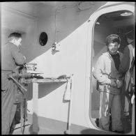 Mission d'entretien d'un panneau par un matelot breveté au cours d'une manoeuvre à bord de l'escorteur Havo.