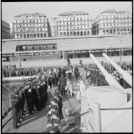 Embarquement du cercueil du colonel Colonna d'Ornano à bord de l'escorteur Guichen sur le port d'Alger le jour de la cérémonie funéraire pour le transfert de son corps vers Ajaccio.