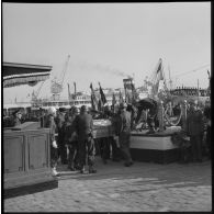 Embarquement du cercueil du colonel Colonna d'Ornano à bord de l'escorteur Guichen par des policiers militaires sur le port d'Alger.