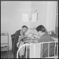 Deux appelés hospitalisés à l'hôpital Maillot d'Alger après avoir été fait prisonniers par des indépendantistes.