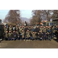 Photographie de groupe de l'escadron de gendarmerie 15/5 Belley avec des enfants kosovars.