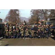 Photographie de groupe de l'escadron de gendarmerie 15/5 Belley avec des enfants kosovars.