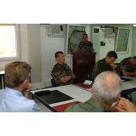 Briefing en salle de réunion à l'état-major du général De Kermabon, COM BMN-N.