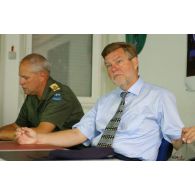 Portrait en salle de réunion du ministre de la Défense de Suède Bjorn Vun Dydow.