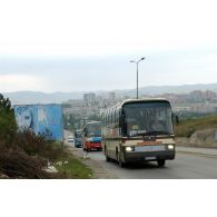 Passage du convoi vers le pèlerinage international militaire du 15 août 2002 devant la ville de Pristina.