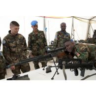Présentation du fusil de précision FR-F2 aux militaires ghanéens.