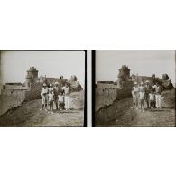 [Portrait de famille devant un village fortifié, s.d.]