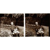 [Portrait d'homme assis dans un jardin, s.d.]
