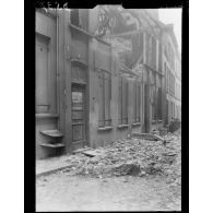 Dunkerque (Nord). Bombardement de la ville par les avions ennemis. Maison bombardée, rue des Soeurs Blanches. [légende d'origine]