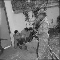 Alger. Prisonniers faits par le 3e régiment de parachutistes coloniaux (RPC).