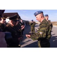 Echange de sabres entre le ministre de la défense russe Sergeyev et un militaire russe.
