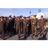 Départ du ministre de la défense russe Sergeyev accompagné d'officiers et du colonel commandant du bataillon russe.