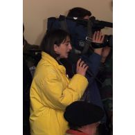Une journaliste pose une question lors du conférence de presse à Mitrovica.