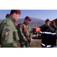 Instruction sur le fonctionnement de la lance incendie des pompiers de Paris au personnel kosovar.