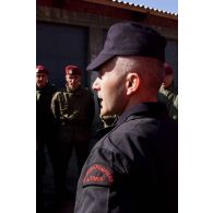 Instruction des pompiers de Paris sur la manœuvre pour combattre le feu au personnel kosovar.