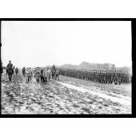 Le président de la République, Raymond Poincaré, rend visite aux troupes russes cantonnées au camp de Mailly.