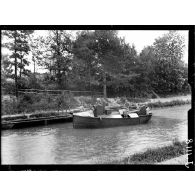 Vaudemanges (Marne). Canot à vapeur sur le canal de l'Aisne à la Marne. [légende d'origine]