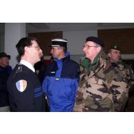 A l'école de police kosovare, le général Tartinville, un policier et un capitaine de gendarmerie.