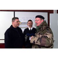 Discussion entre le général Tartinville et une autorité au centre de formation de la police kosovare.