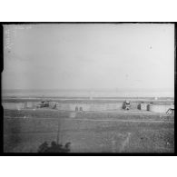 Pièces d'artillerie de marine de 320 mm dans la région fortifiée de Dunkerque. [légende d'origine]
