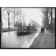 Courmelois, une canonnière sur le canal de la Marne au Rhin. [légende d'origine]