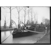 Courmelois, une canonnière sur le canal de la Marne au Rhin. [légende d'origine]