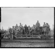 Transport de troupes sur train Decauville dans la région de Suippes. [légende d'origine]