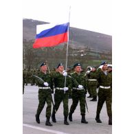 Défilé militaire avec le porte-drapeau russe.