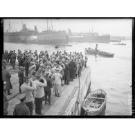 L'arrivée des navires transportant le contingent russe dans le port de Marseille. [légende d'origine]