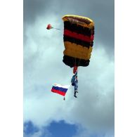 Démonstration de sauts en parachutes de parachutistes russe, italien et français à Vrelo.
