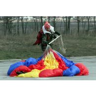 Démonstration de sauts en parachutes de parachutistes russe, italien et français à Vrelo.