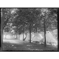 L'hôpital canadien de l'hippodrome de Saint-Cloud, les tentes installées à l'emplacement du Paddock.<br> [légende d'origine]