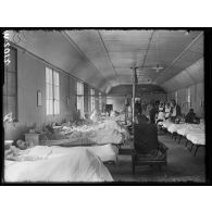 Hôpital militaire canadien de Saint-Cloud, l'intérieur d'un baraquement situé à l'entrée du pesage. [légende d'origine]