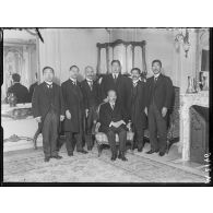Les délégués russes et japonais participant à la conférence économique des Alliés.