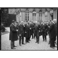 Les membres de la conférence économique des Alliés dans le jardin du ministère des Affaires Etrangères.