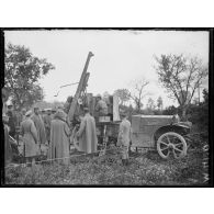 Suippes, les correspondants de guerre examinent un auto-canon. [légende d'origine]