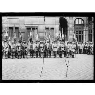 [Paris, le 14 juillet 1919. Les drapeaux d'un corps d'armée.]