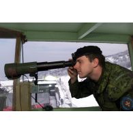 Dans un poste d'observation près de Sokolica, un danois surveille la zone au télé-objectif Swarovski.
