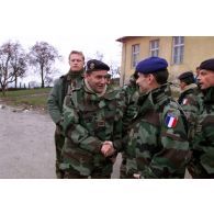 Discussion entre le général Gaviard et le capitaine du bataillon de commandement et de transmissions (BCT).