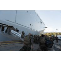 Des soldats embarquent à bord du bâtiment de projection et de commandement (BPC) Le Tonnerre sur la base navale de Toulon.