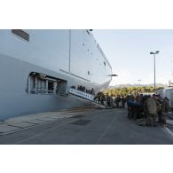 Des soldats embarquent à bord du bâtiment de projection et de commandement (BPC) Le Tonnerre sur la base navale de Toulon.